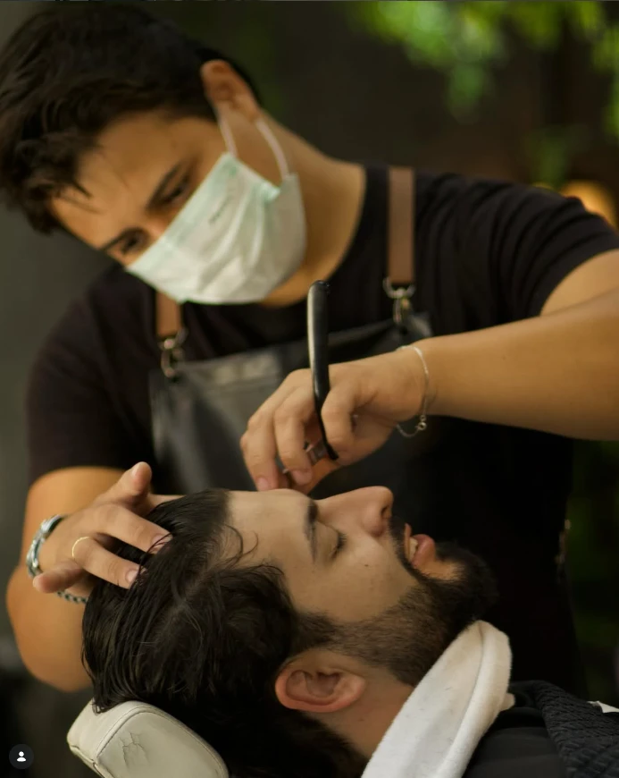 Acabamento de barba na navalha